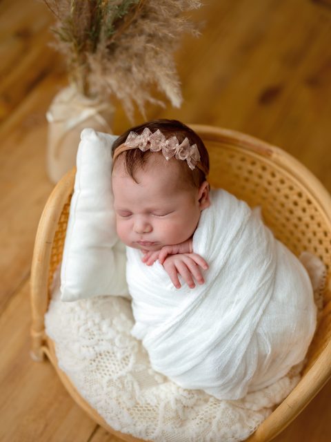 ✨ La calma más bonita cabe en los brazos más pequeños.
Cada sesión newborn es una pausa en el tiempo: sus primeros días, sus gestos diminutos y esa ternura que cambia en un abrir y cerrar de ojos 🤍

El verano ya está casi completo y las plazas para sesiones de junio, julio y agosto son muy limitadas ☀️
Si quieres guardar este momento para siempre, te recomiendo reservar con antelación.

#patriciavalerophotography #newbornzaragoza #fotografazaragoza #fotografiainfantilzaragoza#fotografabebeszaragoza