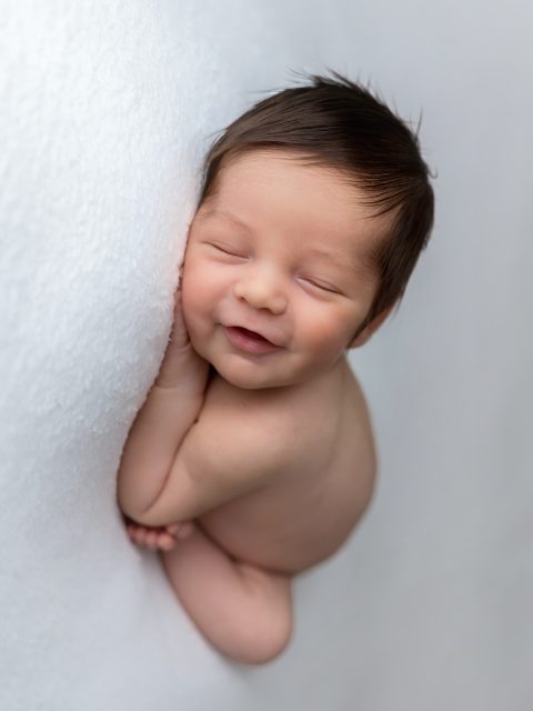 “Gestos llenos de amor”❤️ Los primeros días de vida pasan en un suspiro… y son, sin duda, de los más especiales. 💫 Capturar estos momentos no solo es crear una imagen bonita, es conservar para siempre la esencia más pura: su pequeñez, su calma, su inocencia.

Las sesiones newborn son importantes porque el bebé aún mantiene esas posturas naturales del vientre, duerme profundamente y transmite una paz única que cambia muy rápido con el paso de los días. Cada gesto, cada detalle, se convierte en un recuerdo irrepetible.

Fotografiar estos primeros días es regalarle al futuro un pedacito de este comienzo tan mágico.

#miralbuenozaragoza #patriciavalerophotography #newbornzaragoza #fotografazaragoza