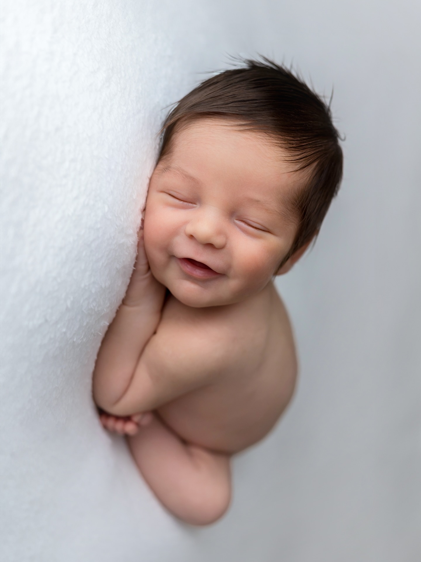 “Gestos llenos de amor”❤️ Los primeros días de vida pasan en un suspiro… y son, sin duda, de los más especiales. 💫 Capturar estos momentos no solo es crear una imagen bonita, es conservar para siempre la esencia más pura: su pequeñez, su calma, su inocencia.

Las sesiones newborn son importantes porque el bebé aún mantiene esas posturas naturales del vientre, duerme profundamente y transmite una paz única que cambia muy rápido con el paso de los días. Cada gesto, cada detalle, se convierte en un recuerdo irrepetible.

Fotografiar estos primeros días es regalarle al futuro un pedacito de este comienzo tan mágico.

#miralbuenozaragoza #patriciavalerophotography #newbornzaragoza #fotografazaragoza