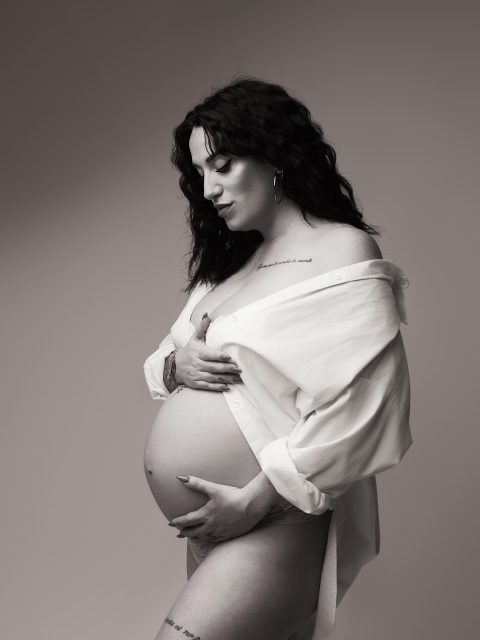 Hay momentos en la vida que merecen ser detenidos en el tiempo… y el embarazo es, sin duda, uno de ellos. ✨

Este viaje está lleno de cambios, emociones y una conexión única que crece día a día. A veces pasa tan rápido que casi no nos damos cuenta de todo lo que nuestro cuerpo y nuestro corazón están viviendo.

Por eso, regalarte una sesión de fotos en esta etapa no es solo por estética, es por memoria, por amor y por historia. Es una forma de recordar tu proceso, de recordarte fuerte, hermosa y capaz, y de poder enseñarle algún día a tu bebé de dónde empezó todo. 

#patriciavalerophotography 
#embarazozaragoza 
#fotogradazaragoza 
#fotografamiralbuenozaragoza 
#fotografanewbornzaragoza 🤍